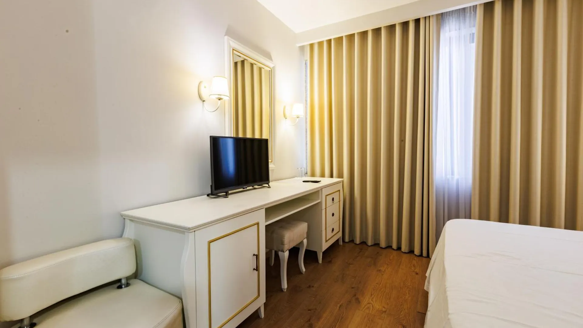 Riverside Rooms At Hotel Fieri