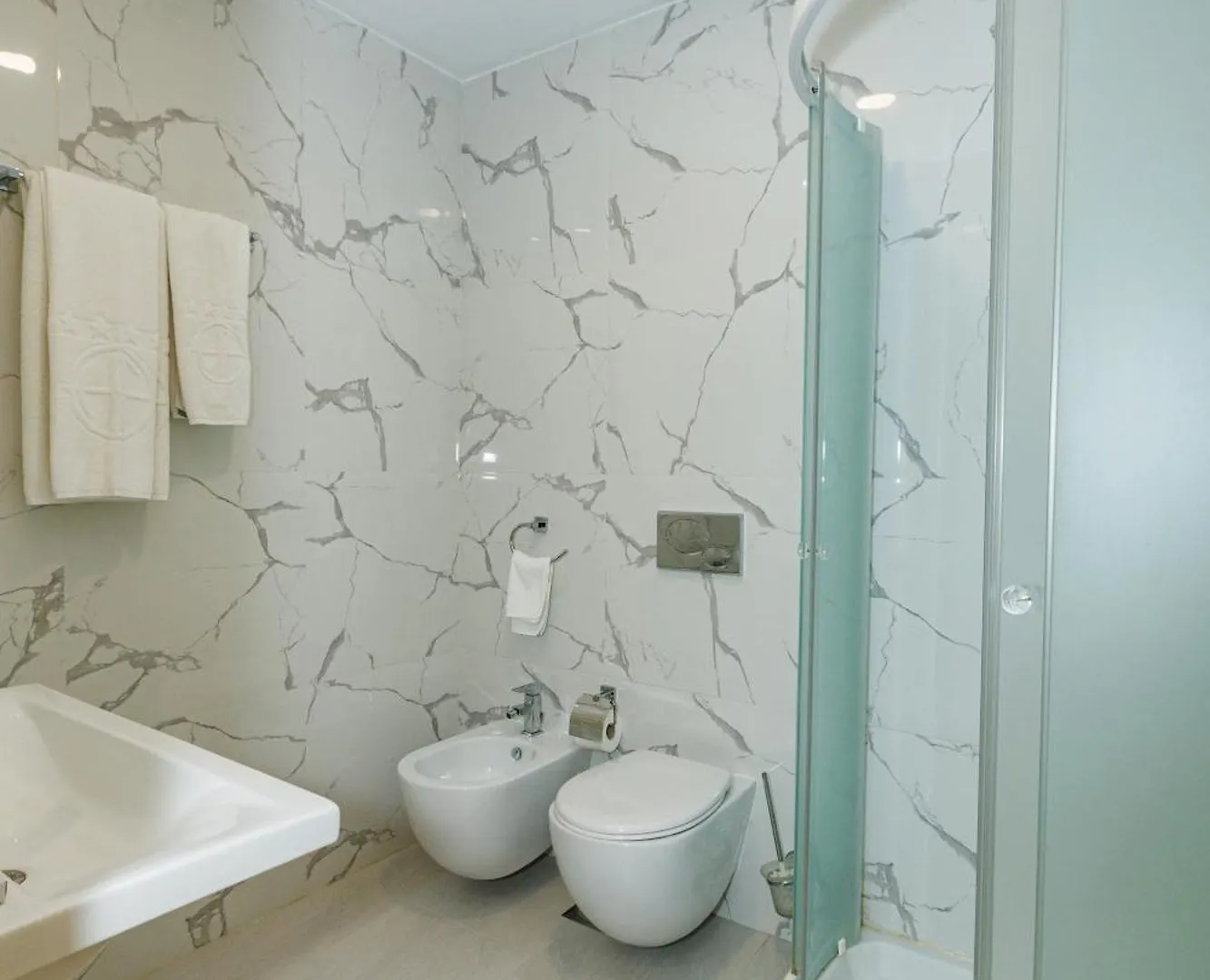 Riverside Rooms At Hotel Fieri 3*, Fier Albanien